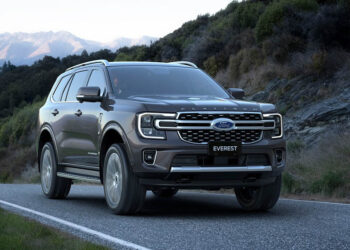 Ford Everest Platinum 2026 ra mắt: Bổ sung động cơ diesel 2.0L, giá quy đổi từ 1,4 tỷ đồng