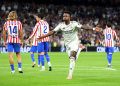 Vinicius lập cú đúp, Real Madrid đánh bại Atletico trong thế thiếu người