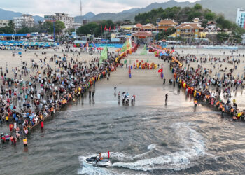 Hàng nghìn người đổ về bờ biển TPHCM từ rạng sáng xem rước Long Vị hang nghin nguoi do ve bo bien tphcm tu rang sang xem ruoc long vi 1564.jpg