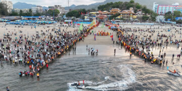 hang nghin nguoi do ve bo bien tphcm tu rang sang xem ruoc long vi 1564.jpg