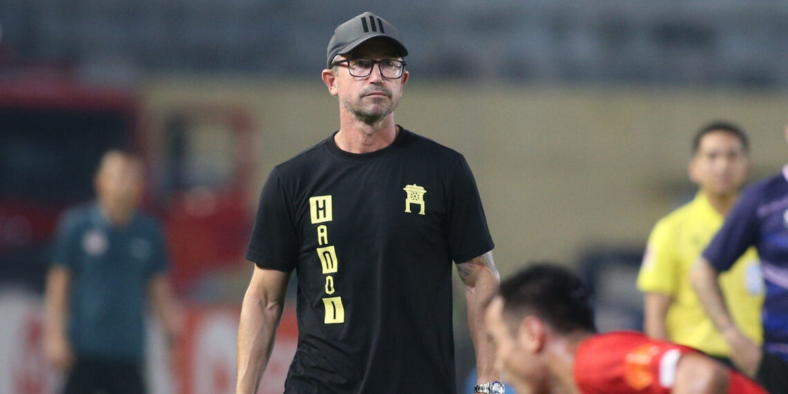 hlv harry kewell trong tai o ngoai hang anh khong bat nhu o v league 2072.jpg