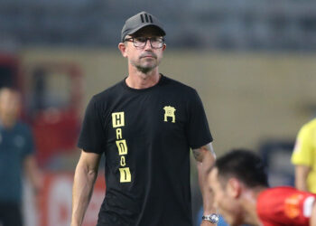 hlv harry kewell trong tai o ngoai hang anh khong bat nhu o v league 2072.jpg