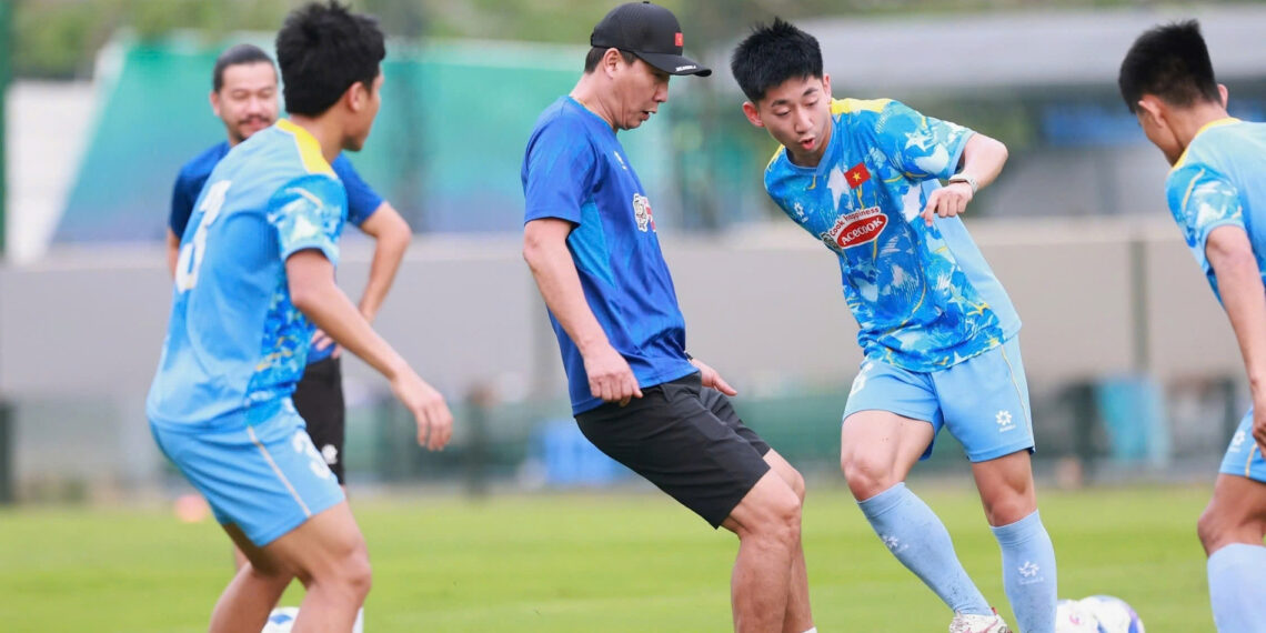 HLV Kim Sang Sik bị cầu thủ 'hành' ở tuyển Việt Nam hlv kim sang sik bi cau thu hanh o tuyen viet nam 2060.jpg