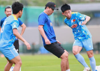 HLV Kim Sang Sik bị cầu thủ ‘hành’ ở tuyển Việt Nam