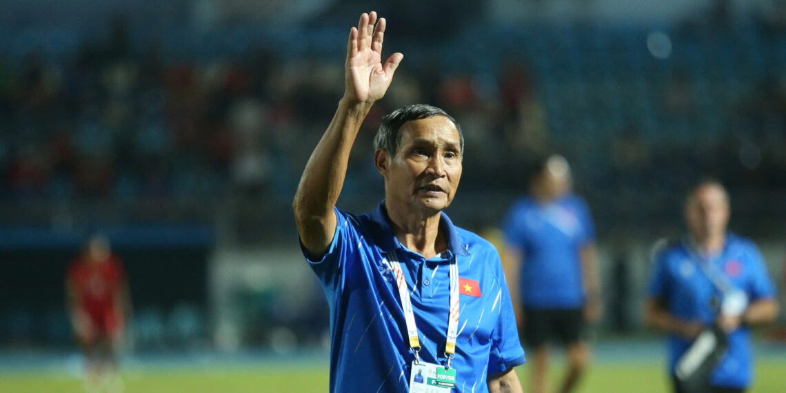 hlv mai duc chung nhan trach nhiem chia tay tuyen nu viet nam 2042.jpg