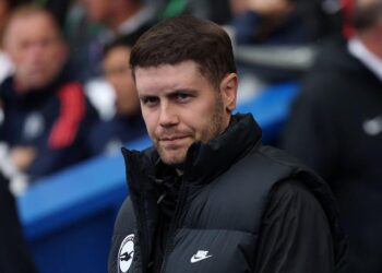 hlv brighton hien ke ngan chieu tro cau gio cua arsenal.jpg