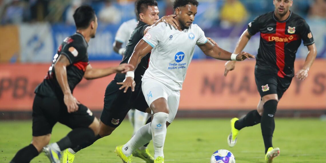 HLV Kim Sang Sik xem giò Xuân Son trong trận derby Ninh Bình hlv kim sang sik xem gio xuan son trong tran derby ninh binh.jpeg