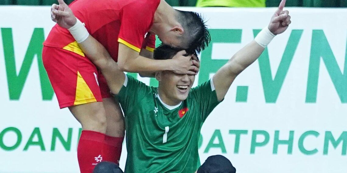 ho van y khiem ton sau ban thang lich su trong tran thang kazakhstan.jpg