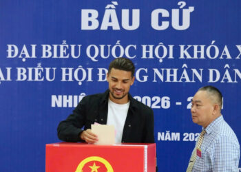 Xuân Son cùng Hoàng Hên, Khuất Văn Khang rộn ràng đi bầu cử hoang hen khuat van khang ron rang di bau cu 1649.jpg