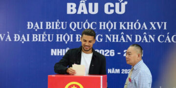 hoang hen khuat van khang ron rang di bau cu 1649.jpg