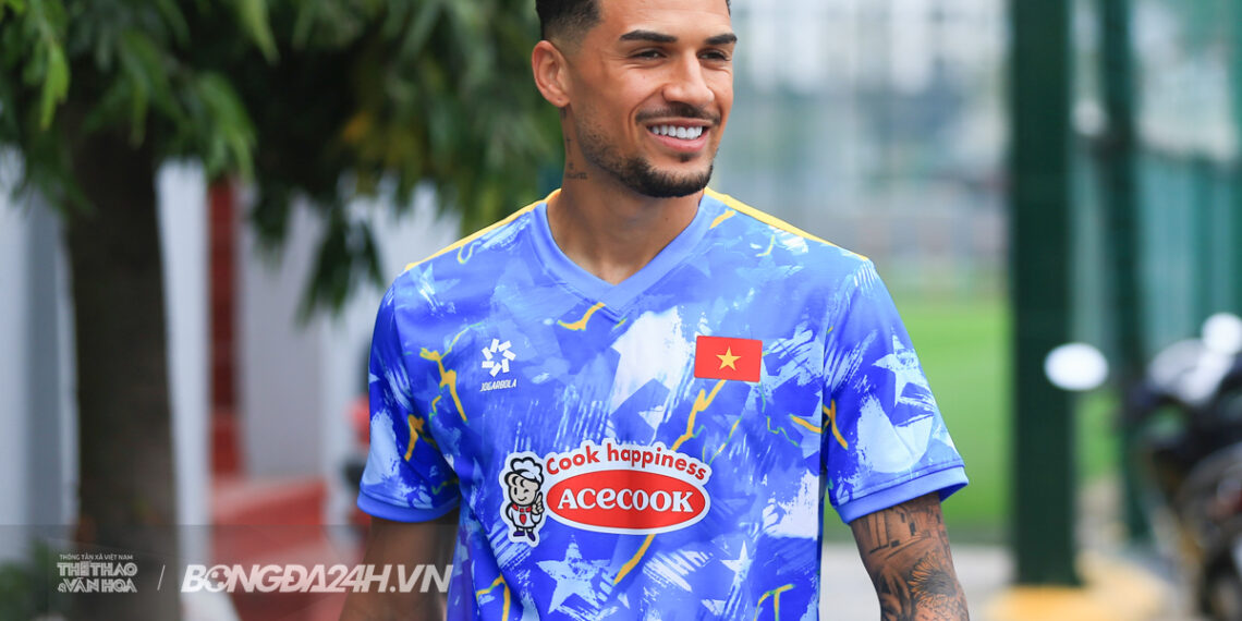 Hoàng Hên tự học hát quốc ca, muốn gia đình sang Việt Nam