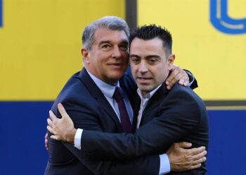 joan laporta dap tra chi trich tu xavi.jpeg