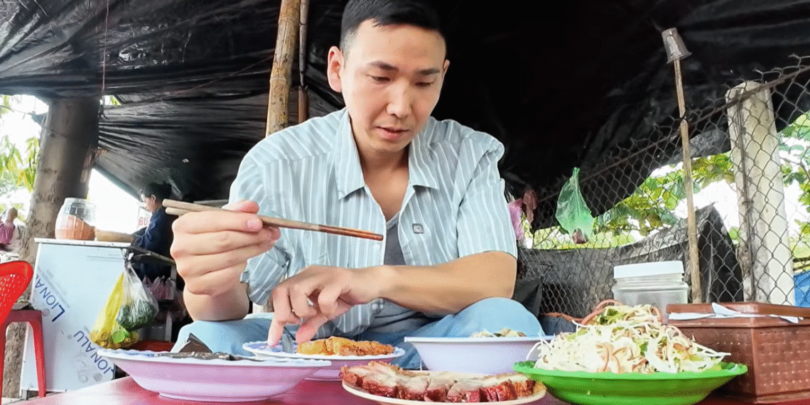 Khách Nhật thử đặc sản kén người ăn ở Vĩnh Long, bất ngờ với mức giá khach nhat thu dac san ken nguoi an o vinh long bat ngo voi muc gia 2920.png