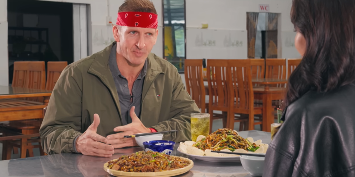 khach tay thu mon ken nguoi an o lam dong khen vi beo ngay nhu kem 2135.png