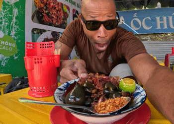 Khách Tây thưởng thức món lạ ở vỉa hè Đà Nẵng, nức nở khen giòn, ngon khach tay thuong thuc mon la o via he da nang nuc no khen gion ngon 2.png