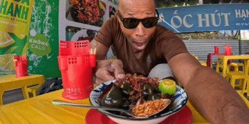 khach tay thuong thuc mon la o via he da nang nuc no khen gion ngon 2.png