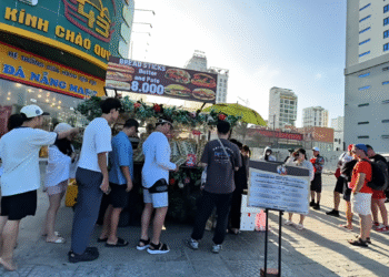 khach tay xep hang cho 40 phut mua banh mi gia 70 nghin o via he da nang 1323.png