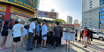 khach tay xep hang cho 40 phut mua banh mi gia 70 nghin o via he da nang 1323.png