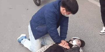 khen thuong bac si quy goi ep tim cuu nguoi tren pho ha noi 1296.gif