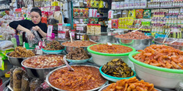 Khu chợ 127 năm tuổi nổi tiếng ở miền Trung, bán đầy đặc sản ngon, rẻ