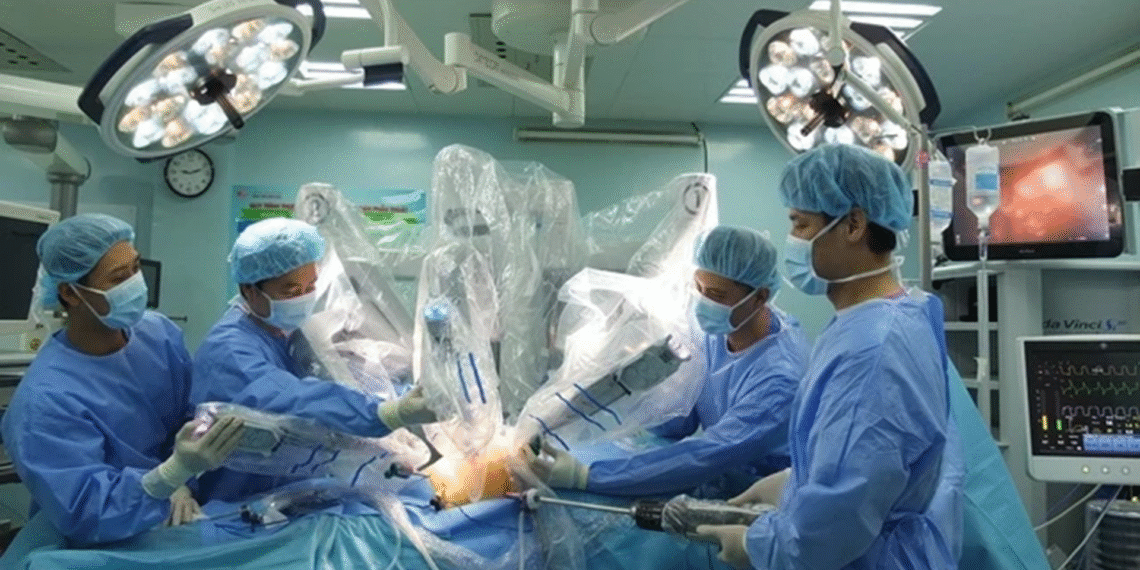 Lần đầu tại Việt Nam, bác sĩ dùng robot phẫu thuật thành công bệnh phổi hiếm gặp lan dau tai viet nam bac si dung robot phau thuat thanh cong benh phoi hiem gap 1951.png