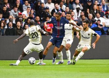 Lens từ chối hoãn trận đấu để PSG đá Champions League