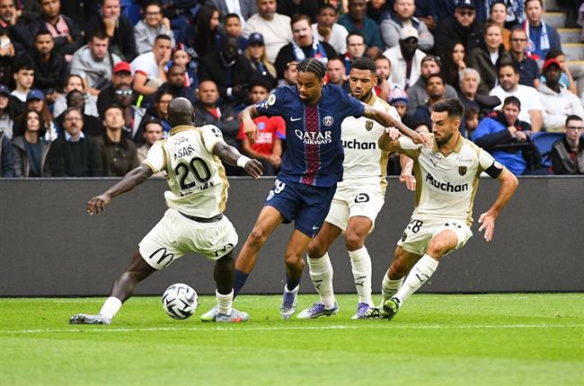 Lens từ chối hoãn trận đấu để PSG đá Champions League