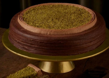 Loại bánh đang gây sốt khiến nhiều người chui cửa, chạy đua xếp hàng dài