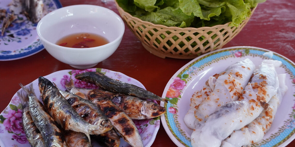 mon ngon ben den thieng xu nghe khien du khach an mot lan nho mai 2512.jpg