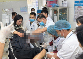 nam thanh nien bi thanh sat dam xuyen nguc tren cao toc noi bai lao cai 1785.png