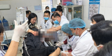 nam thanh nien bi thanh sat dam xuyen nguc tren cao toc noi bai lao cai 1785.png