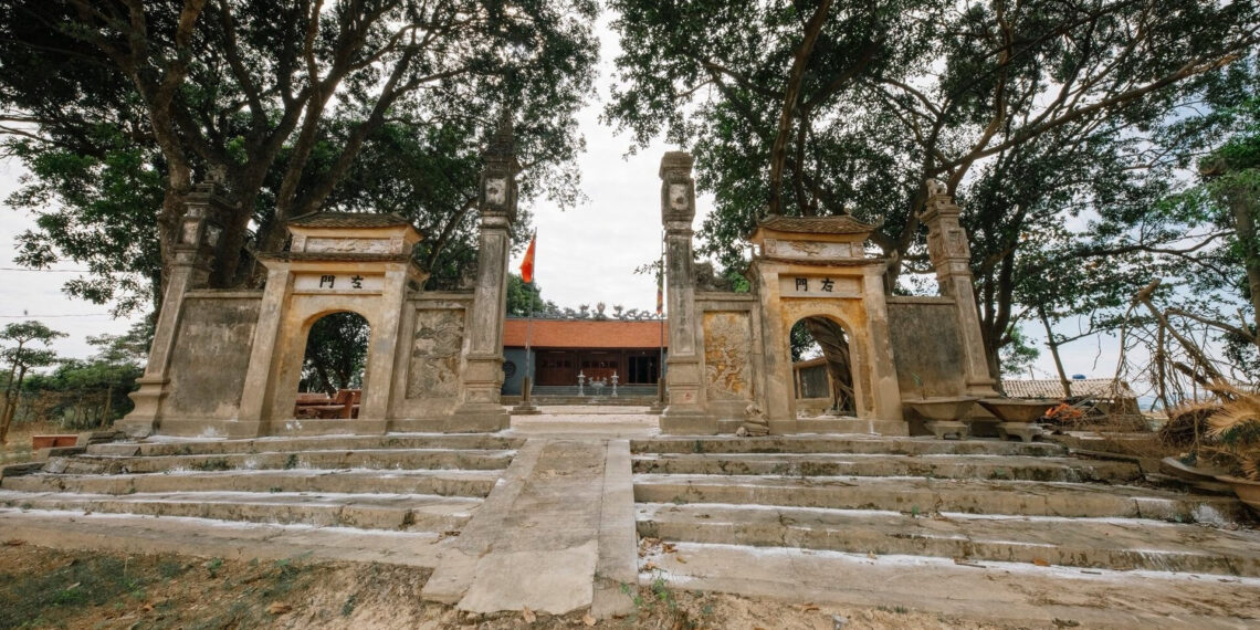 ngoi den thieng cach ha noi 40km noi phat tich bai tho than noi tieng 3311.jpg