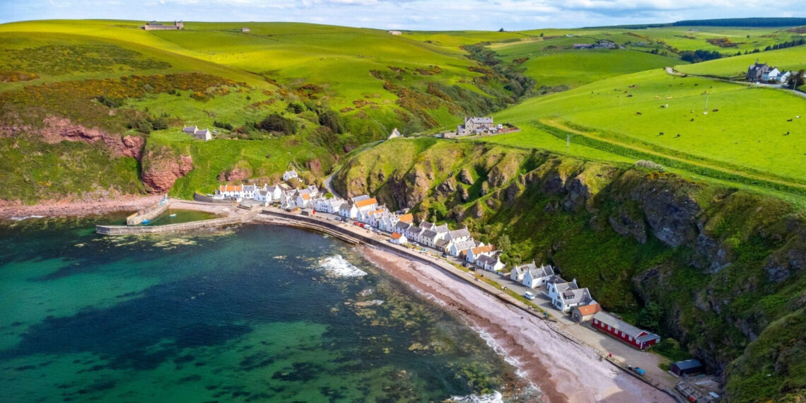 Ngôi làng đẹp như tranh vẽ, có một dãy nhà duy nhất