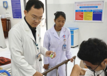 nguoi dan ong dot quy khi di du lich thue truc thang 300 trieu ve tphcm cap cuu 817.png