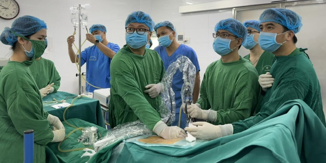 nguoi dan ong quen thiet bi y te trong co the 2 nam 1826.jpg