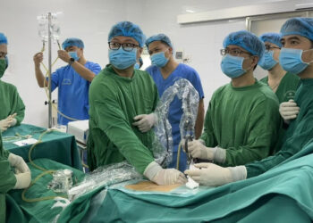 nguoi dan ong quen thiet bi y te trong co the 2 nam 1826.jpg