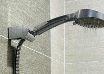 nguoi dan ong tu vong trong phong tam 3 luu y de tranh nguy hiem 1906.jpg