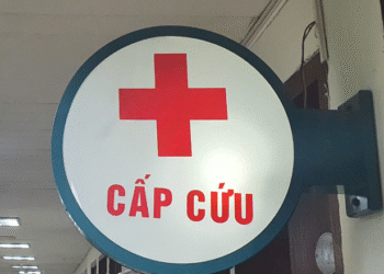 nguoi dan ong vao vien cap cuu voi chai nhua dai trong truc trang 1287.png