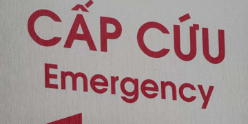 nguoi phu nu tre phai di cap cuu khi dang an oc 1164.png