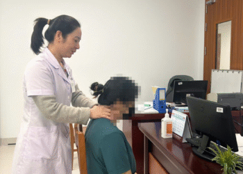 Người trẻ mắc hội chứng cổ rùa, thủ phạm từ thiết bị ai cũng sở hữu nguoi tre mac hoi chung co rua thu pham tu thiet bi ai cung so huu 2495.png