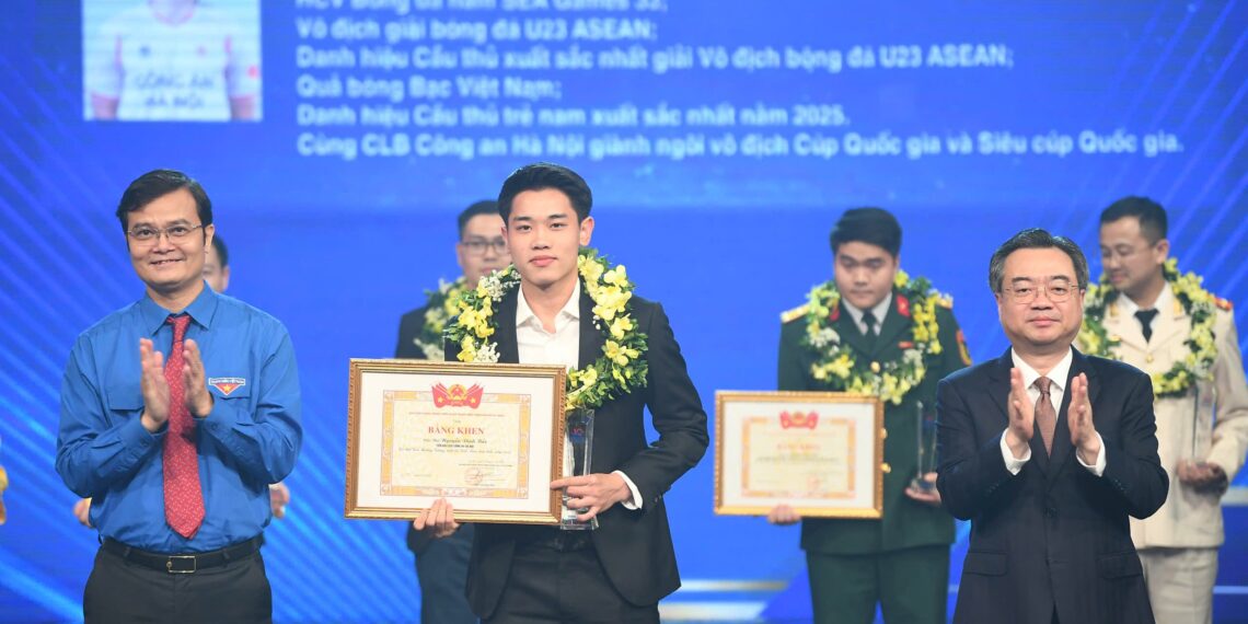 Đình Bắc tự hào vào top 10 Gương mặt trẻ Việt Nam tiêu biểu 2025