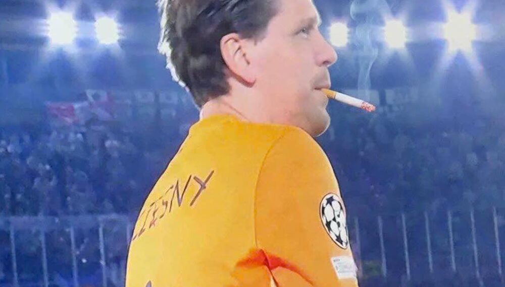 One Piece có Smoker, Barcelona có Wojciech Szczesny One Piece có Smoker, Barcelona có Wojciech Szczesny