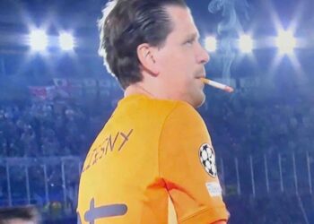 One Piece có Smoker, Barcelona có Wojciech Szczesny One Piece có Smoker, Barcelona có Wojciech Szczesny