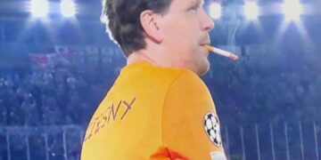 One Piece có Smoker, Barcelona có Wojciech Szczesny