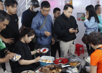 Quán xôi nằm sâu trong ngõ nhỏ Hà Nội, khách nườm nượp, bán hơn 2 tiếng hết veo