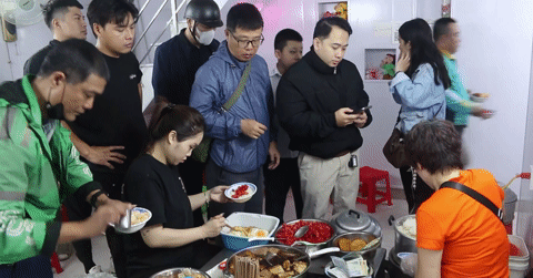 Quán xôi nằm sâu trong ngõ nhỏ Hà Nội, khách nườm nượp, bán hơn 2 tiếng hết veo Quán xôi nằm sâu trong ngõ nhỏ Hà Nội, khách nườm nượp, bán hơn 2 tiếng hết veo