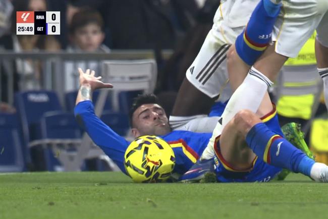 Rudiger đáp trả chỉ trích sau pha thúc đầu gối vào mặt đối phương