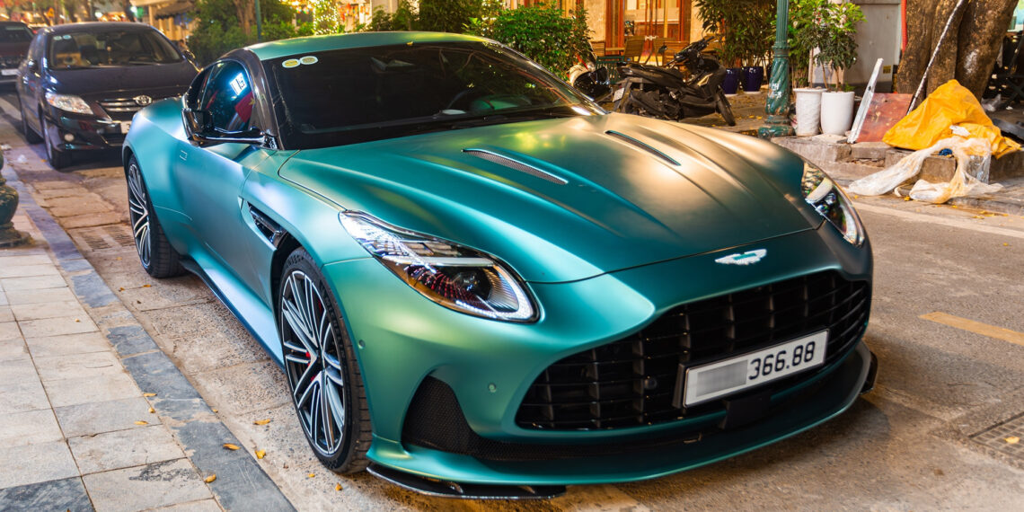 Siêu xe Aston Martin DB12 ở Hà Nội tiền trang bị bằng chiếc Mercedes-Benz C 300 sieu xe aston martin db12 o ha noi tien trang bi bang chiec mercedes benz c 300 833.jpg