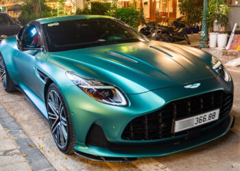 Siêu xe Aston Martin DB12 ở Hà Nội tiền trang bị bằng chiếc Mercedes-Benz C 300 sieu xe aston martin db12 o ha noi tien trang bi bang chiec mercedes benz c 300 833.jpg