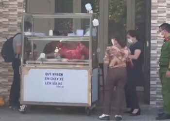 Thêm 48 người nhập viện nghi ngộ độc do ăn bánh mì ở TPHCM them 48 nguoi nhap vien nghi ngo doc do an banh mi o tphcm 516.jpg